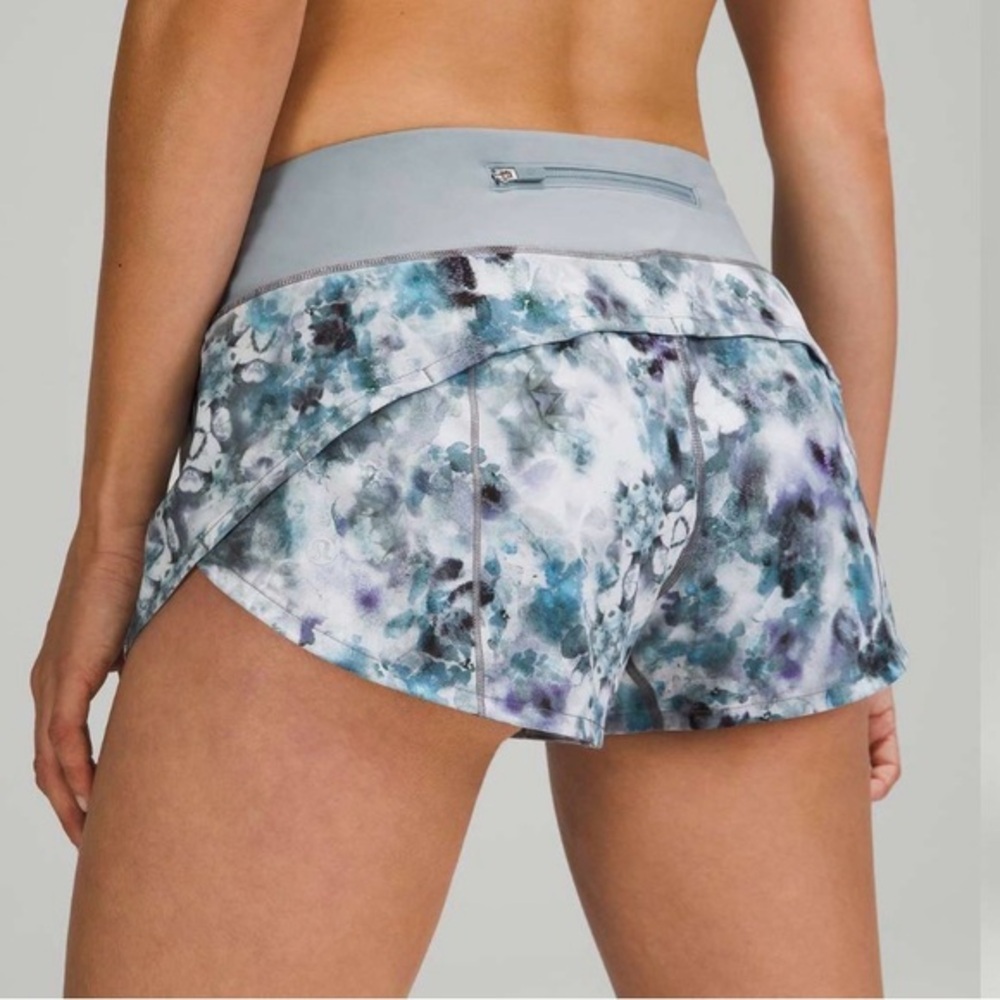 Lululemon Speed Up Low-Rise Short 2.5"
Kaleidofloral Multi / Blue Cast 6